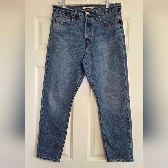 Levi's Premium Denim Button-Fly Wedgie Jean in Medium Wash - Size 31 - Picture 2 of 13